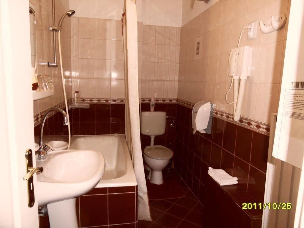 Kalman Panzio Bed & Breakfast Szeged Eksteriør bilde