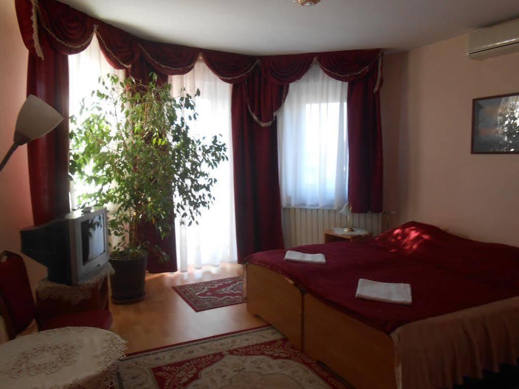 Kalman Panzio Bed & Breakfast Szeged Eksteriør bilde